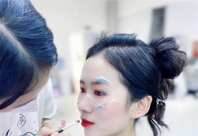 郑州有好的化妆学校吗，在郑州学化妆好找工作吗？