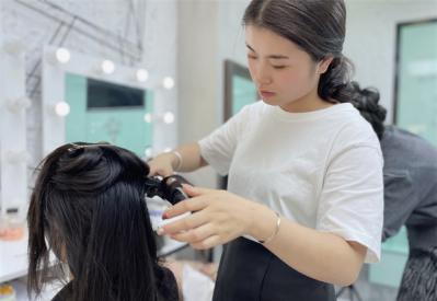 邵阳的化妆学校学费？