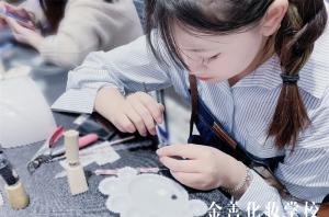 高级美甲师一个月能拿多少钱？